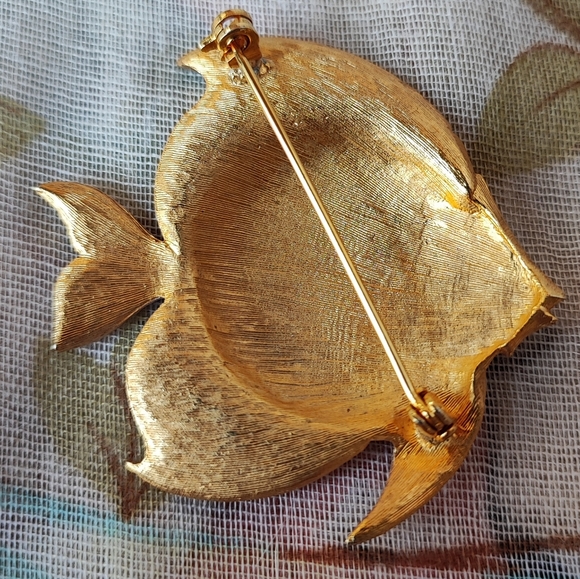 Unsigned Boucher? Gradiant Ombre Gold Tone Matte Enamel Angel Fish Brooch EUC - Picture 2 of 6